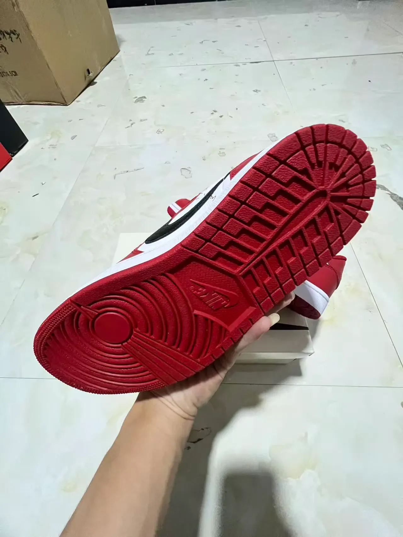 Nike Air Jordan 1 红色白色黑色皮革生活方式运动鞋 6