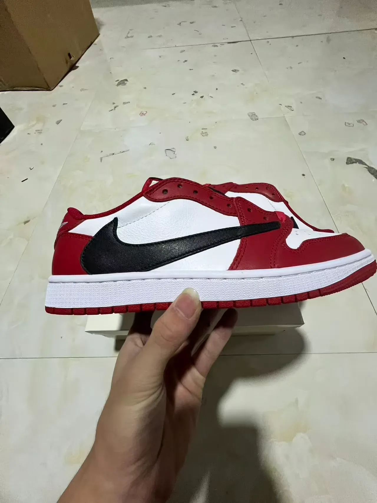 Nike Air Jordan 1 红色白色黑色皮革生活方式运动鞋 7