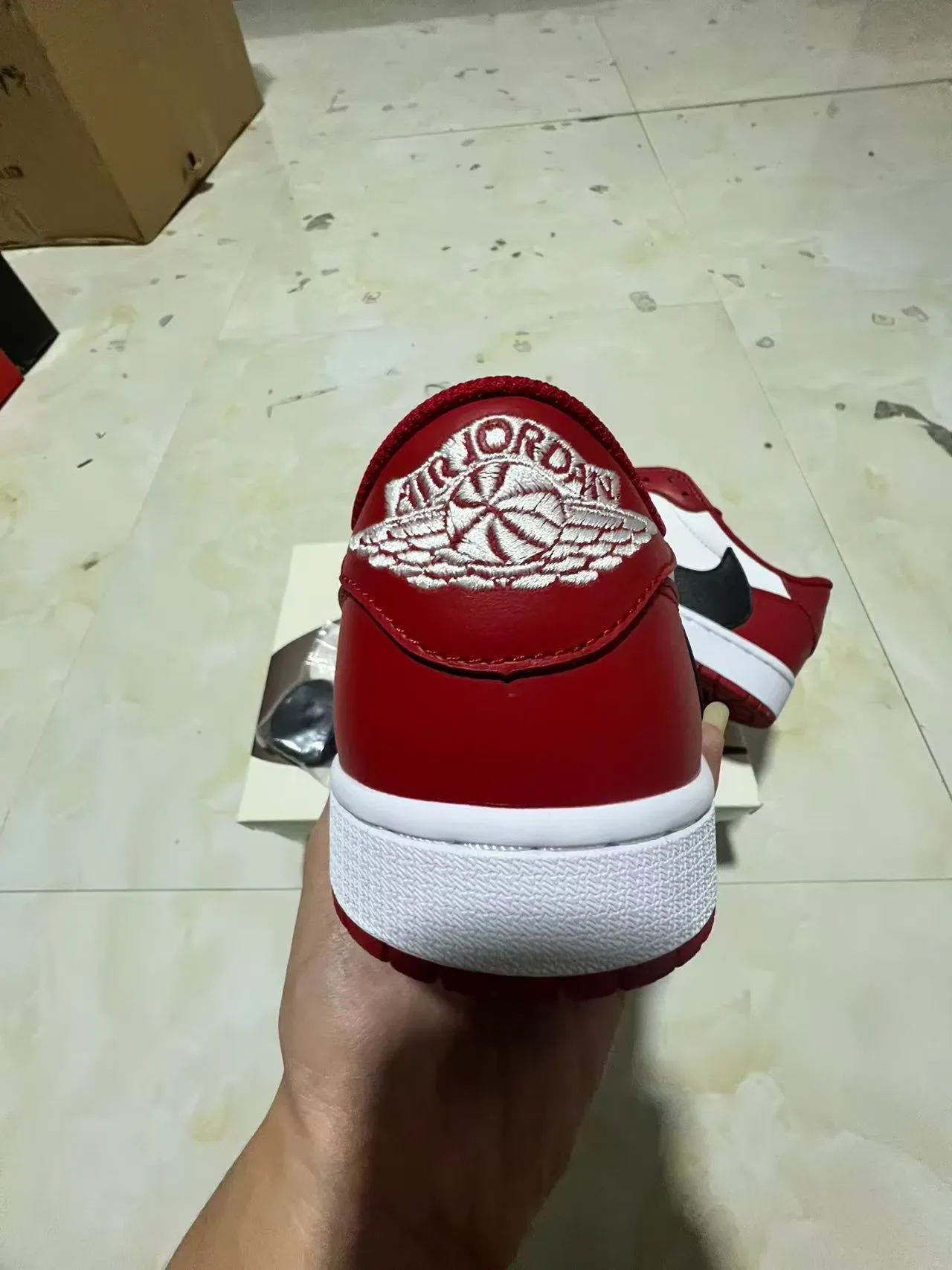 Nike Air Jordan 1 红色白色黑色皮革生活方式运动鞋 8