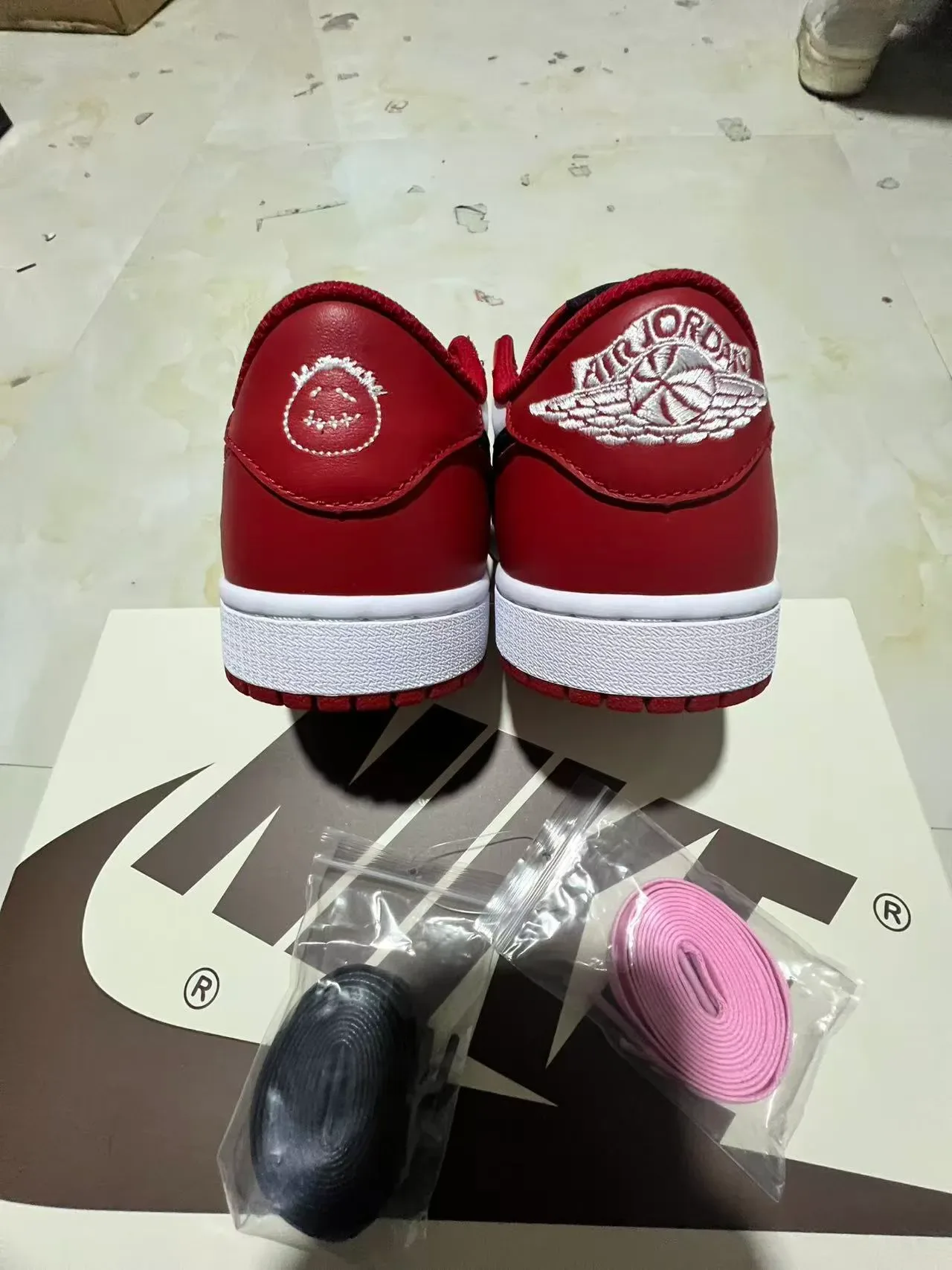 Nike Air Jordan 1 红色白色黑色皮革生活方式运动鞋 9