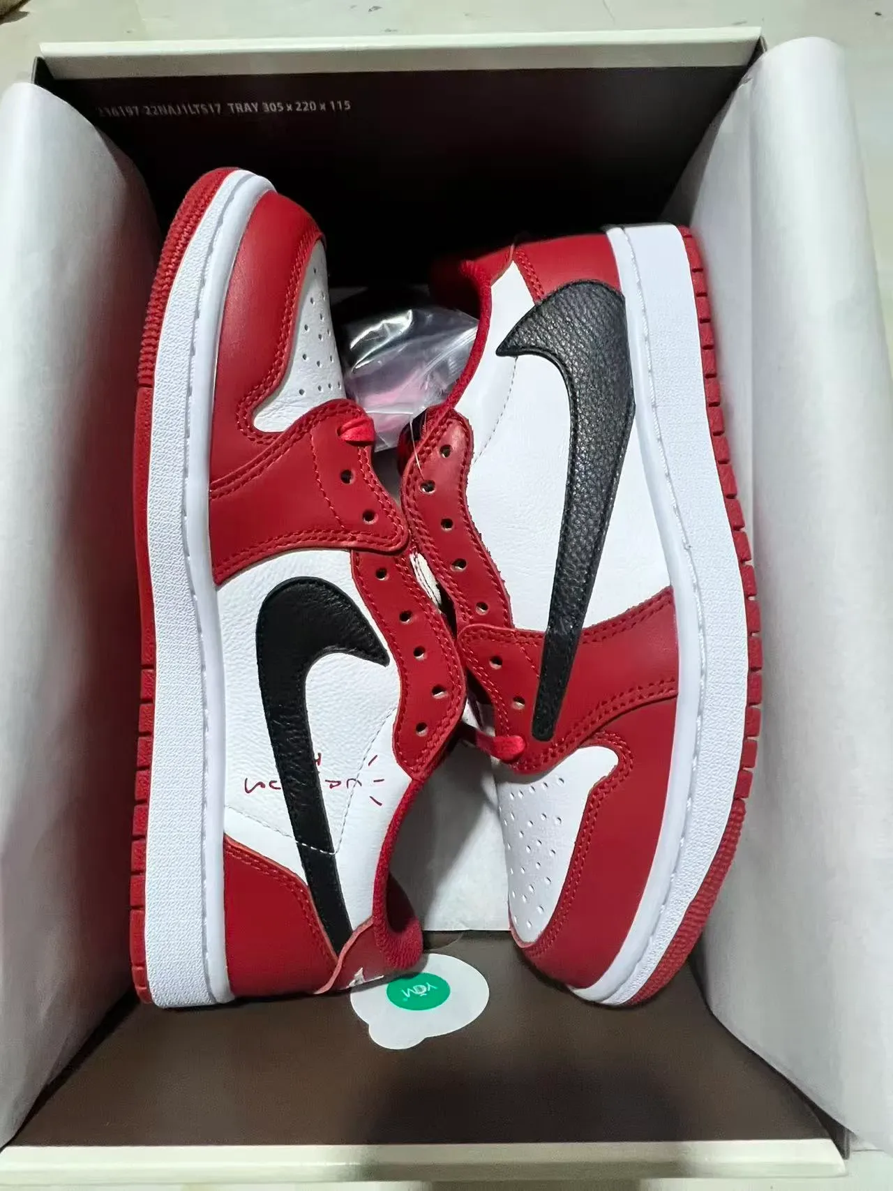 Nike Air Jordan 1 红色白色黑色皮革生活方式运动鞋 10