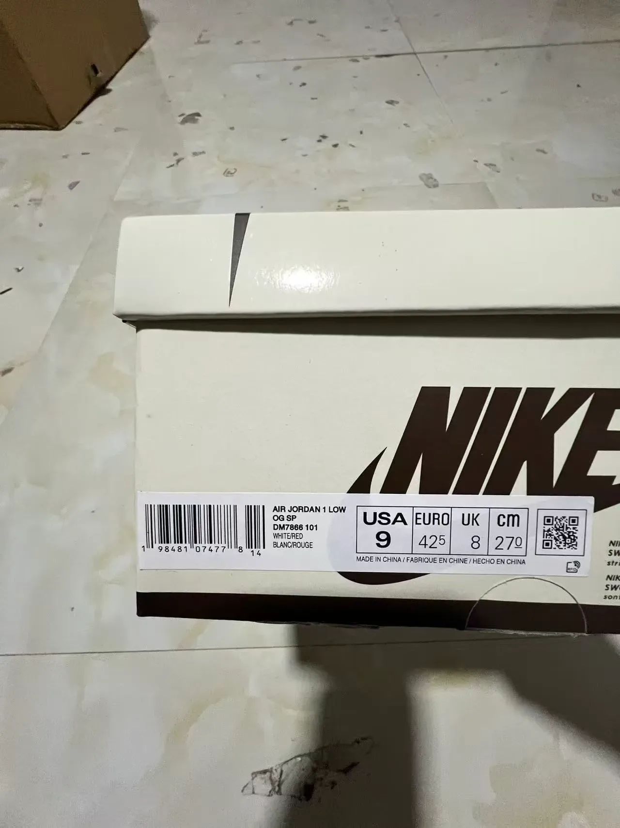 Nike Air Jordan 1 红色白色黑色皮革生活方式运动鞋 11