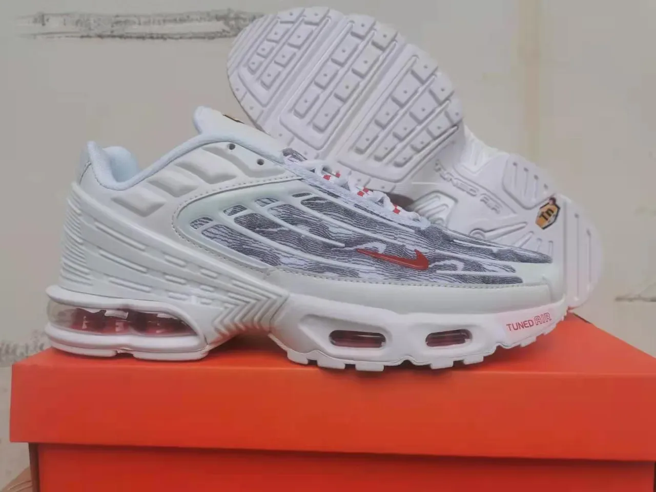 Nike Air Max Plus Tuned Air Sneakers Lifestyle Blanc Gris Orange 4
