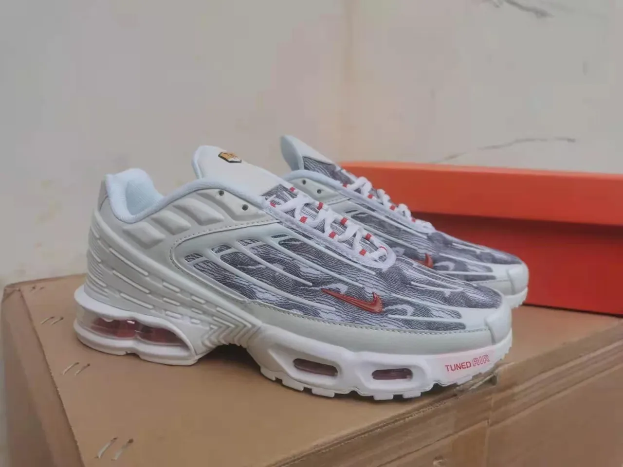Nike Air Max Plus Tuned Air Sneakers Lifestyle Blanc Gris Orange 6