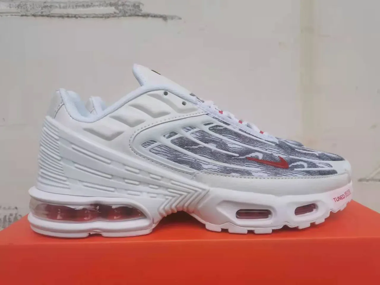 Nike Air Max Plus Tuned Air Sneakers Lifestyle Blanc Gris Orange 7