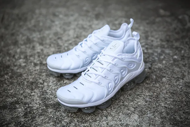 Nike Air VaporMax Plus White Lifestyle Sneakers 16
