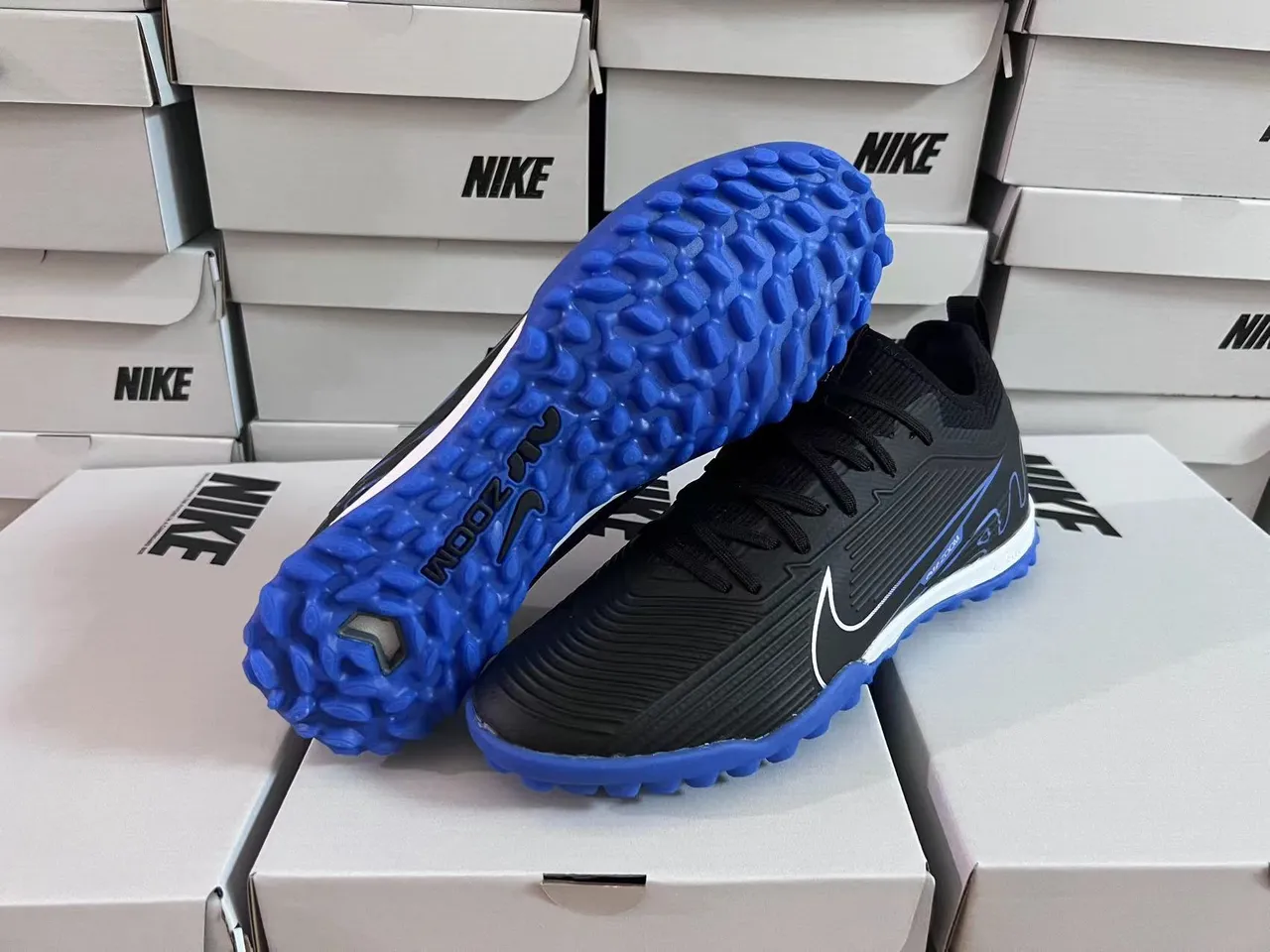 Nike Air Zoom काला नीला कम-कट सिंथेटिक अपर टेक्स्चर्ड रिब्ड मिडफुट पैनल टर्फ फुटबॉल जूते 9