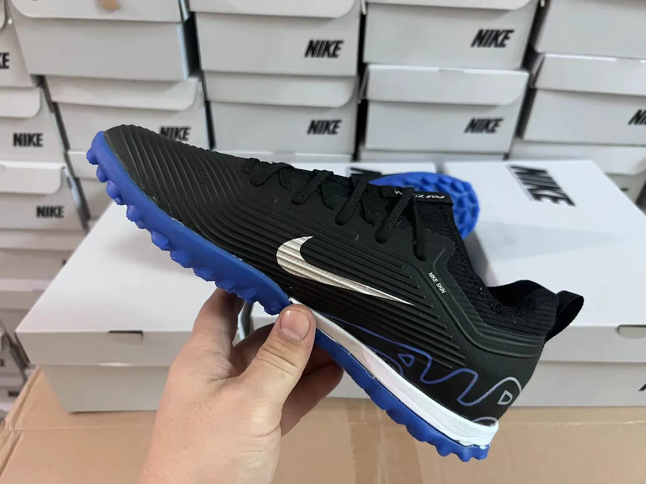 Nike Air Zoom काला नीला कम-कट सिंथेटिक अपर टेक्स्चर्ड रिब्ड मिडफुट पैनल टर्फ फुटबॉल जूते 15