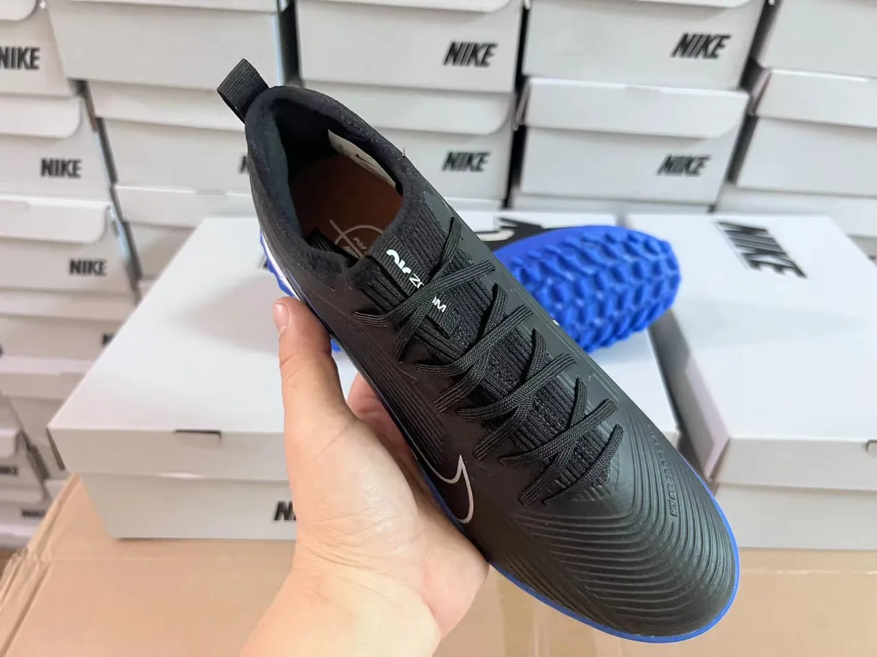 Nike Air Zoom काला नीला कम-कट सिंथेटिक अपर टेक्स्चर्ड रिब्ड मिडफुट पैनल टर्फ फुटबॉल जूते 16