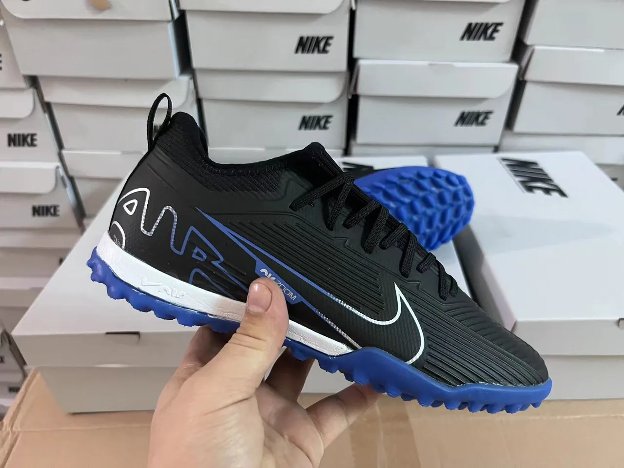 Nike Air Zoom काला नीला कम-कट सिंथेटिक अपर टेक्स्चर्ड रिब्ड मिडफुट पैनल टर्फ फुटबॉल जूते 17