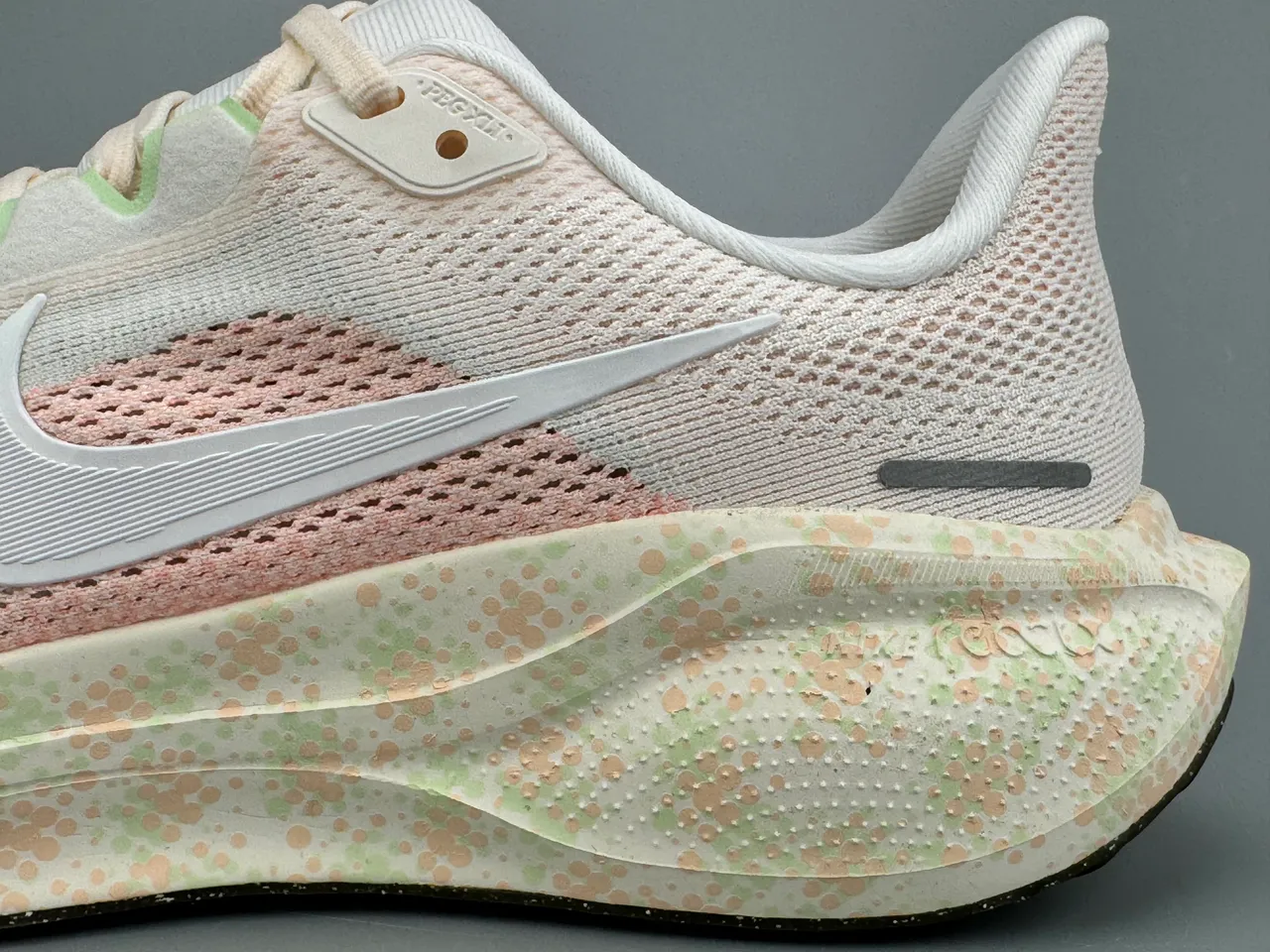 Nike Air Zoom Pegasus Beige Pink Engineered Mesh Upper Speckled Midsole Running Shoes 4