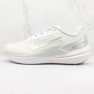 Nike Chaussures de course beige gris avec upper en tricot ingénierie, overlays synthétiques superposés