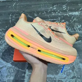 Nike Chaussures de Running Beige Orange Tige en Maille Engineered Exposée Multi-Couche Unité Air Zoom