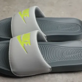 Sandálias Nike Benassi JDI Cinza e Amarelo Neón