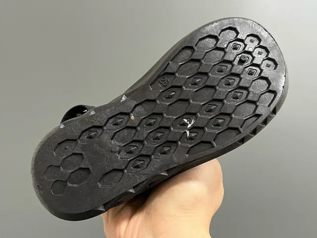 Nike أسود بيج متعدد الحزام إغلاق هوك أند لوب صندل كاجوال 9