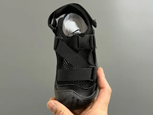 Nike أسود بيج متعدد الحزام إغلاق هوك أند لوب صندل كاجوال 10