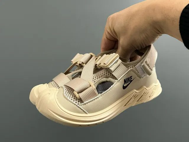 Nike أسود بيج متعدد الحزام إغلاق هوك أند لوب صندل كاجوال 14
