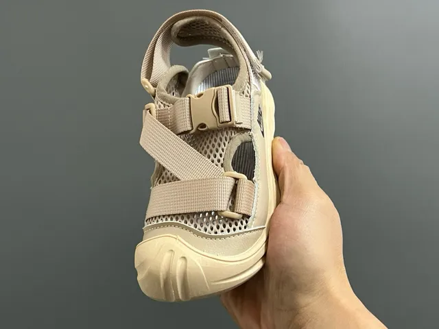 Nike أسود بيج متعدد الحزام إغلاق هوك أند لوب صندل كاجوال 15
