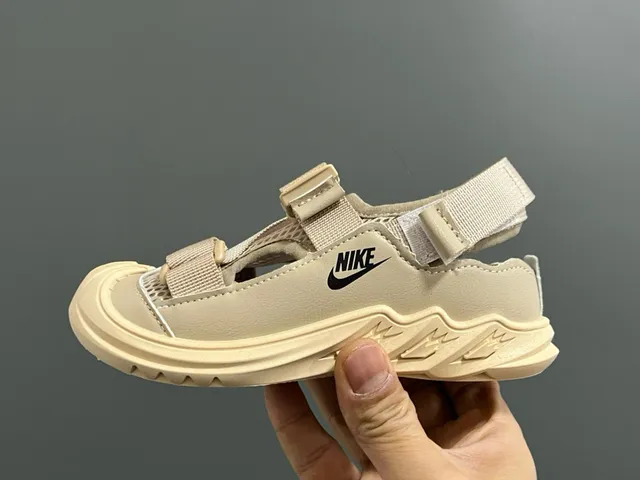 Nike أسود بيج متعدد الحزام إغلاق هوك أند لوب صندل كاجوال 16