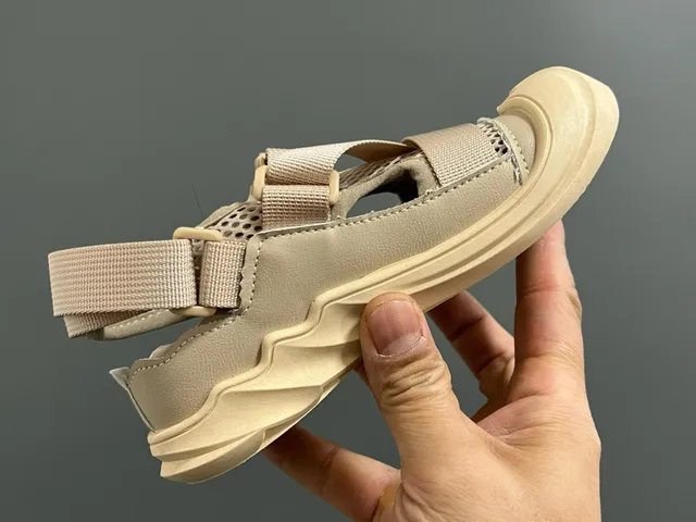 Nike أسود بيج متعدد الحزام إغلاق هوك أند لوب صندل كاجوال 20