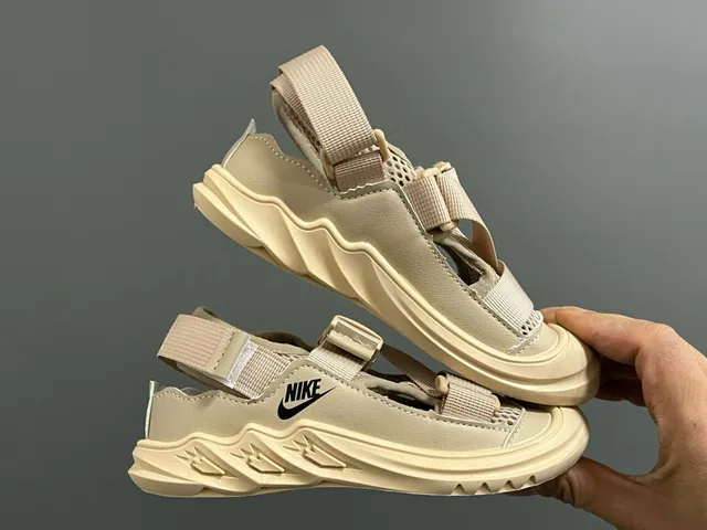 Nike أسود بيج متعدد الحزام إغلاق هوك أند لوب صندل كاجوال 21