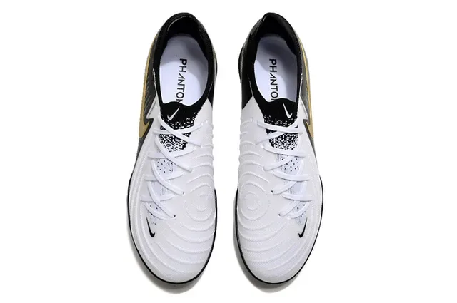 Nike কালো ও সোনা লো-কাট সিন্থেটিক এবং নিট আপার টার্ফ সকার জুতা 2