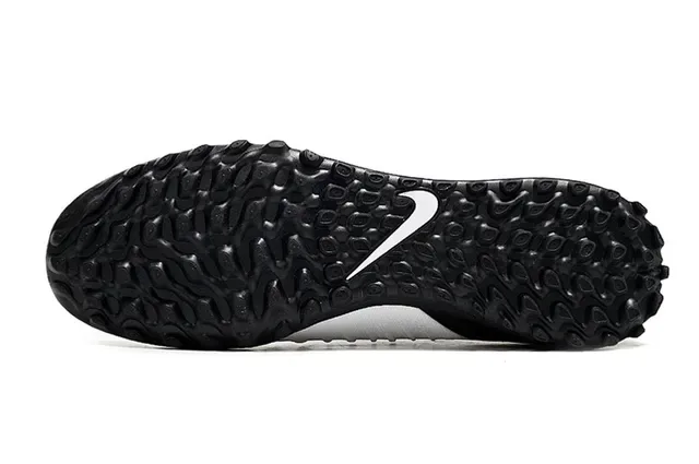 Nike কালো ও সোনা লো-কাট সিন্থেটিক এবং নিট আপার টার্ফ সকার জুতা 6