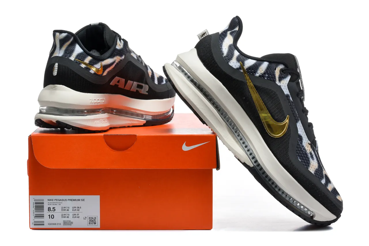 Zapatillas de running Nike negro y dorado con estampado de cebra en la parte superior de tela y Swoosh metálico 3