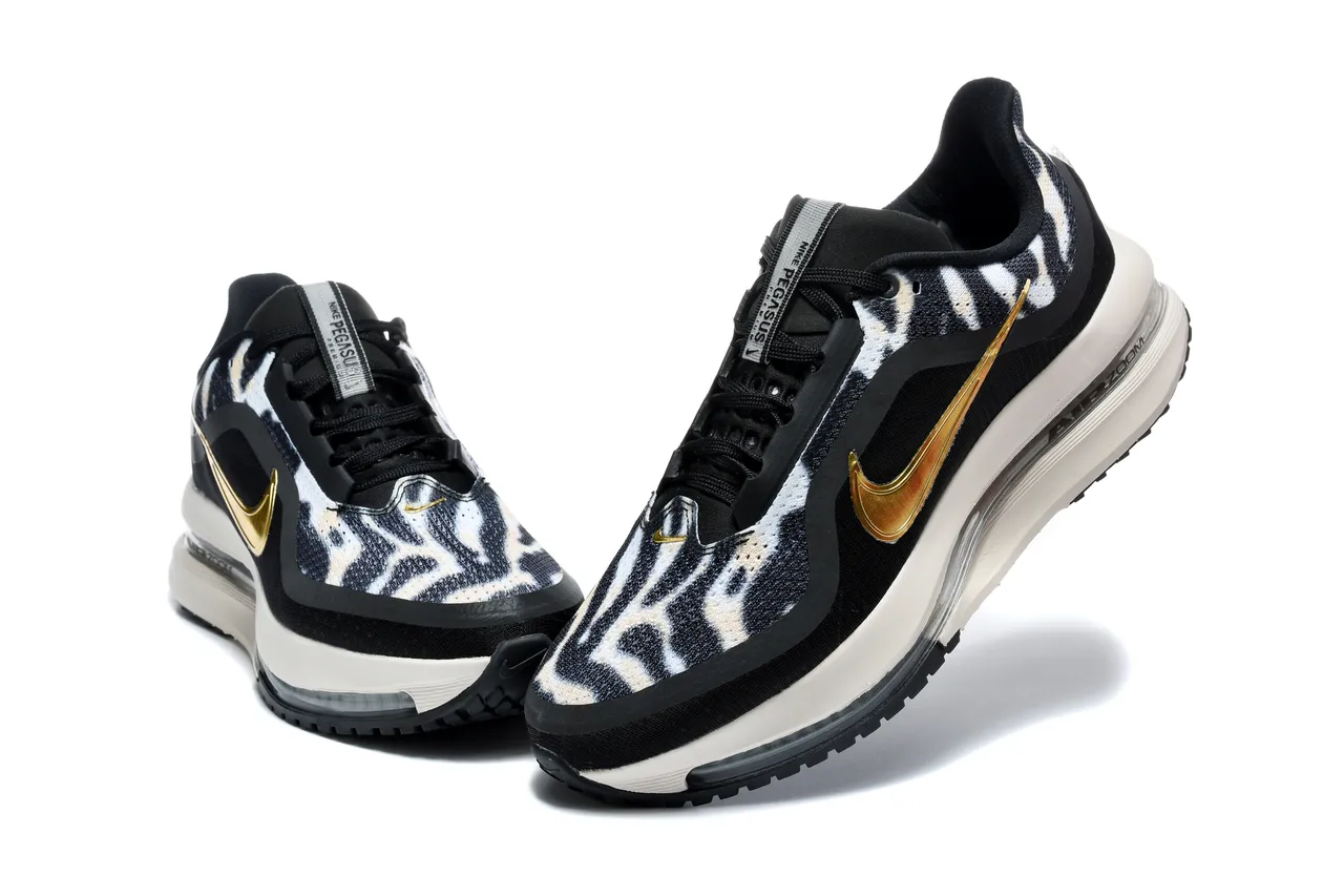Zapatillas de running Nike negro y dorado con estampado de cebra en la parte superior de tela y Swoosh metálico 7