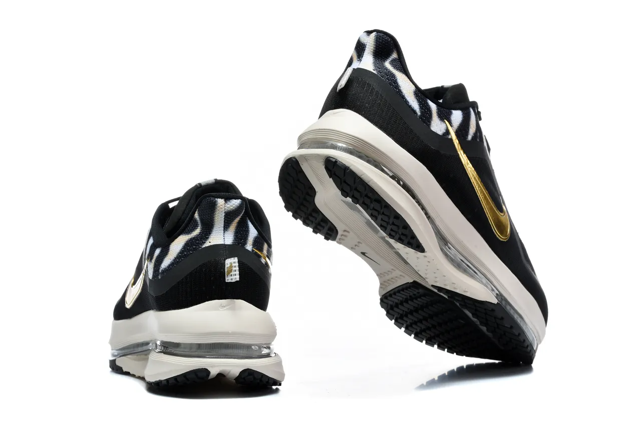 Zapatillas de running Nike negro y dorado con estampado de cebra en la parte superior de tela y Swoosh metálico 8