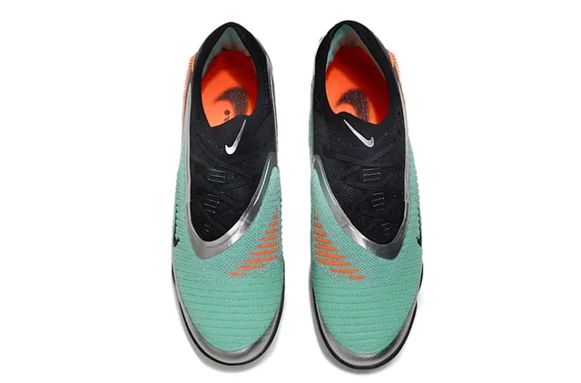 Nike কালো সবুজ নিট উপর অসমমিত লেসিং টার্ফ সকার জুতো 2