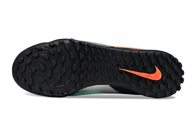 Nike কালো সবুজ নিট উপর অসমমিত লেসিং টার্ফ সকার জুতো 5