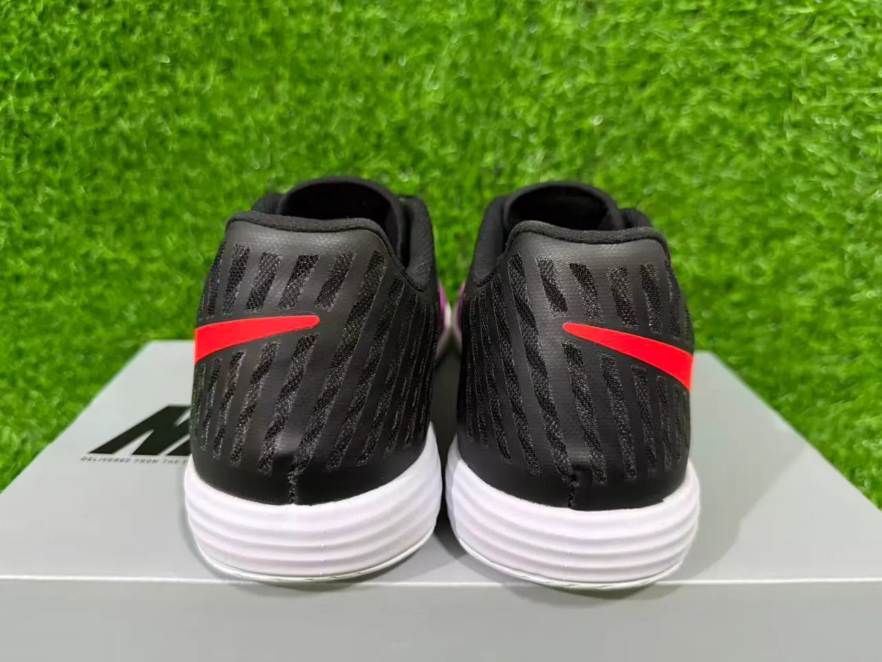 Nike أسود بنفسجي شبكة مدمجة علوية مطواة مصنوع اصطناعي غطاء أصابع أحذية كرة القدم داخلية 11