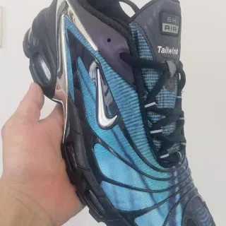 Nike أحذية رياضية زرقاء وسوداء شبكية علوية مع Swoosh معدني
