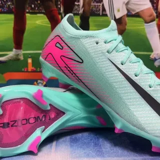 Nike Chaussures de football bleu et rose à empeine en tricot, coupe basse, col avec ajustement dynamique, pour terrain ferme