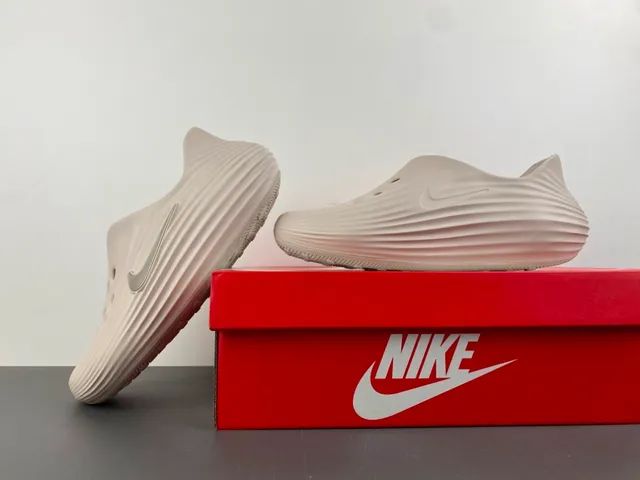 Nike Clog Beige Silver Ribbed Sculpted Sole Perforated Upper Clog 11