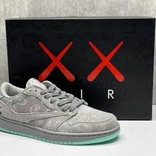 Nike Dunk Low رمادي أخضر سويدي الجزء العلوي KAWS نقش اليد مطبوع أحذية أسلوب حياة
