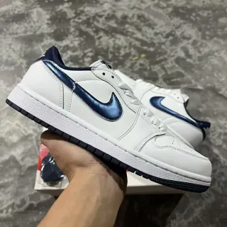 Nike Dunk Low أبيض ونافي معدني Swoosh حذاء أسلوب حياة