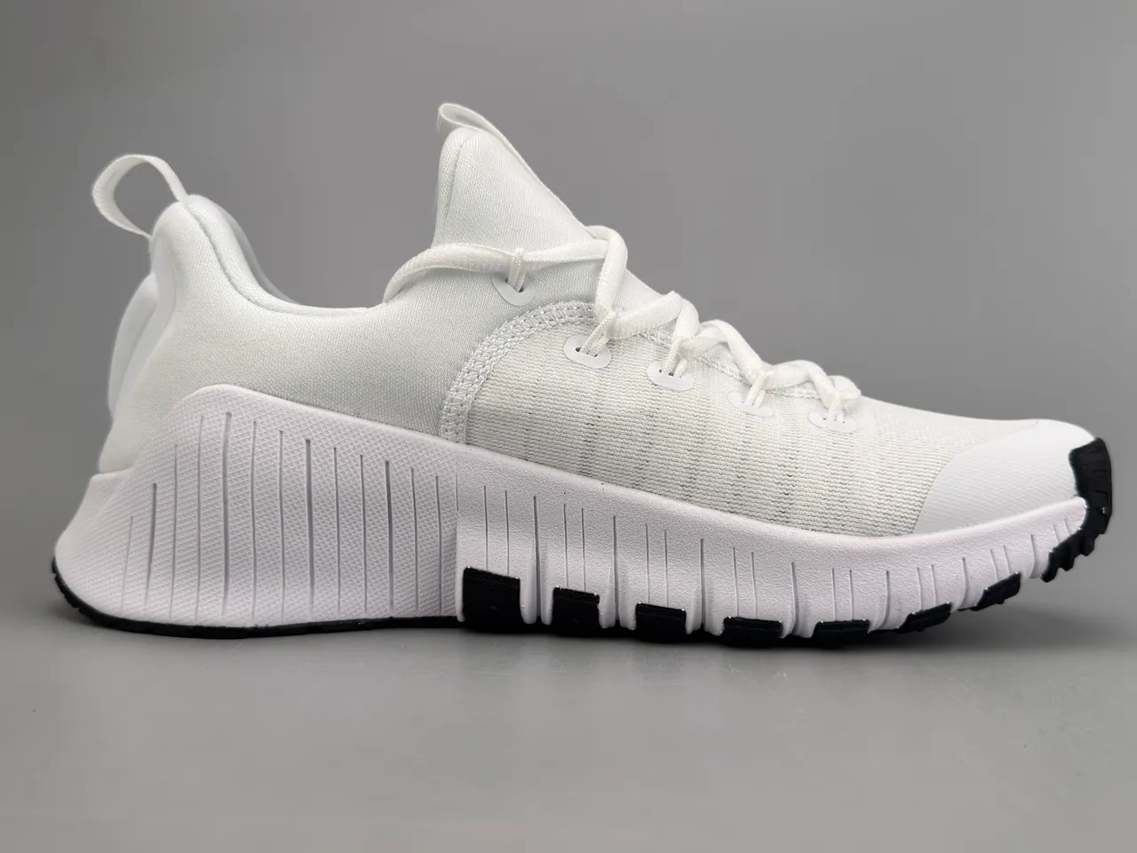 Nike Free RN White Red Knit Upper Segmented Flex Groove Sole Running Shoes 10