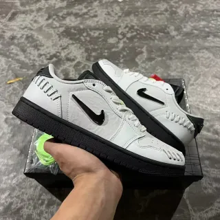 Nike رمادي أسود low-top مثقوبة في الأصابع lifestyle sneakers