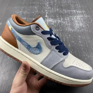 Nike حذاء رياضي أسلوب حياة باللونين الرمادي والبروني مع لمسات الجينز ومواد مختلطة في السطح العلوي