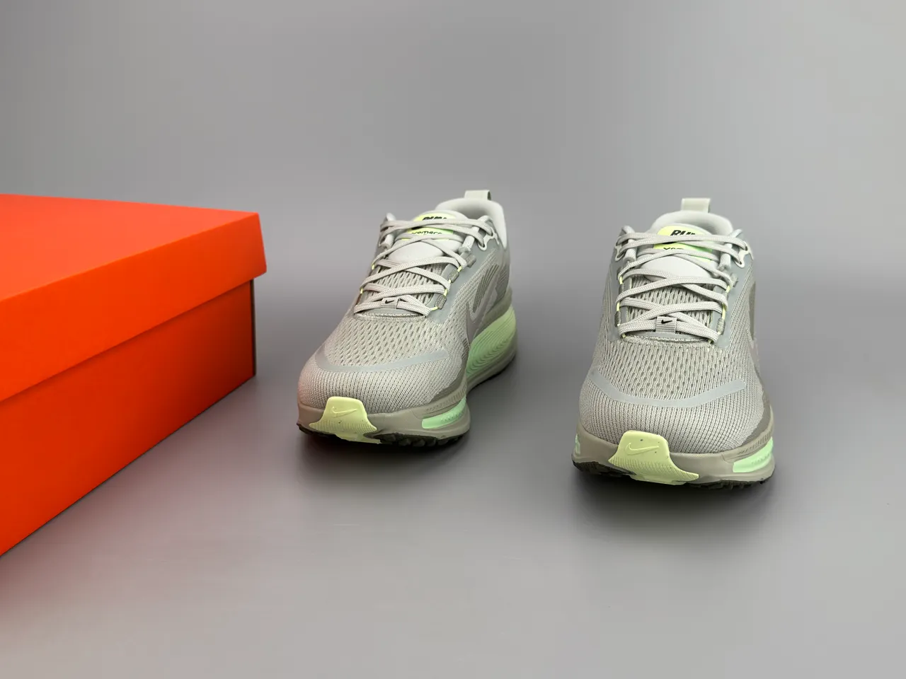 Nike Gray Green Engineered Knit Upper Wave-Patterned ZoomX Midsole Running Shoes 2