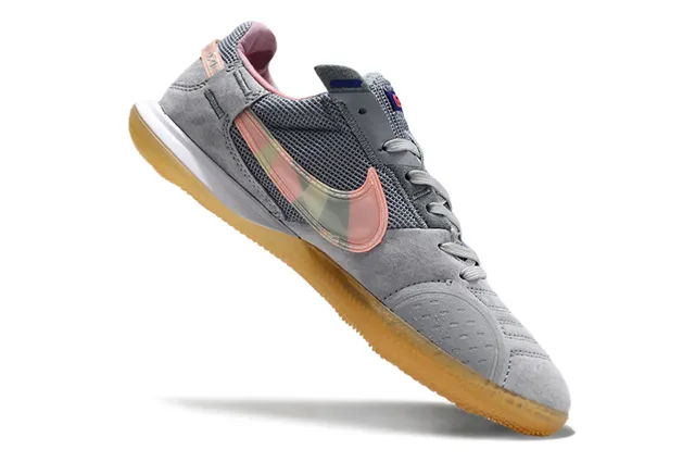 Nike ধূসর গোলাপী Low-Top Silhouette জাল এবং স্যুড উপরের অভ্যন্তরীণ সকার জুতো 9