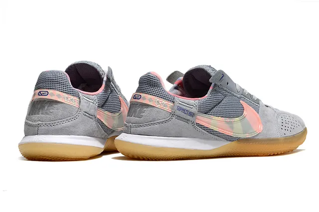 Nike ধূসর গোলাপী Low-Top Silhouette জাল এবং স্যুড উপরের অভ্যন্তরীণ সকার জুতো 12