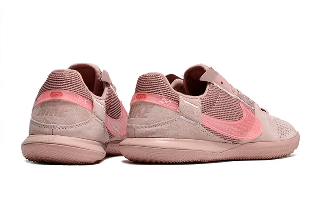 Nike ধূসর গোলাপী Low-Top Silhouette জাল এবং স্যুড উপরের অভ্যন্তরীণ সকার জুতো 18