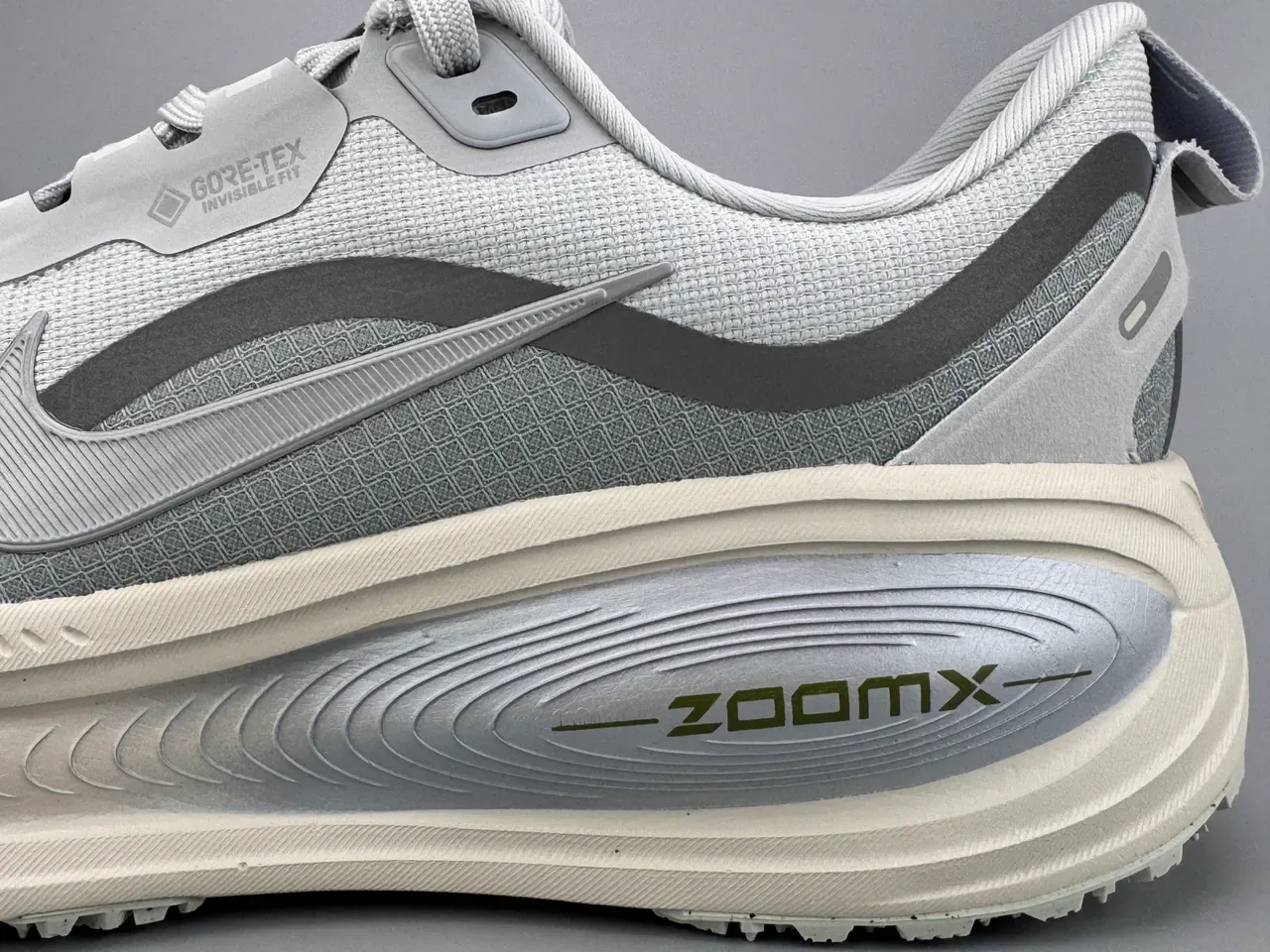 Nike Gray White Mesh Upper GORE-TEX Waterproofing Running Shoes 2