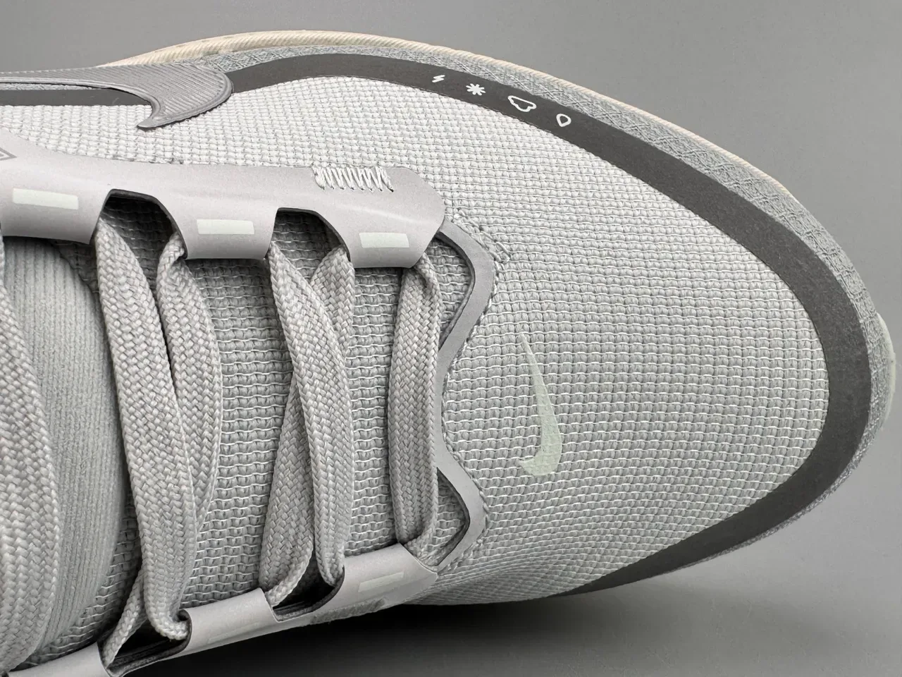 Nike Gray White Mesh Upper GORE-TEX Waterproofing Running Shoes 3
