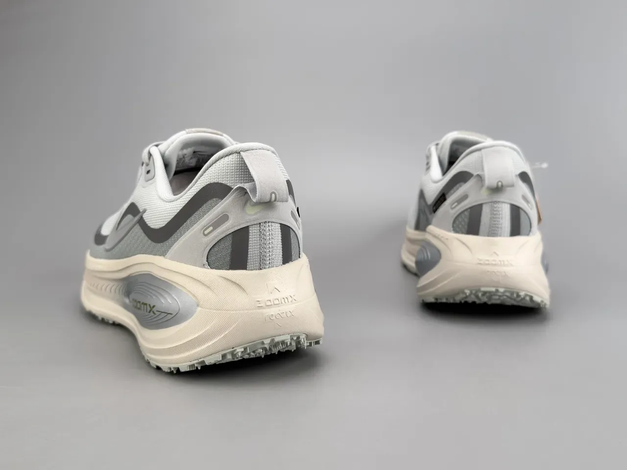 Nike Gray White Mesh Upper GORE-TEX Waterproofing Running Shoes 4