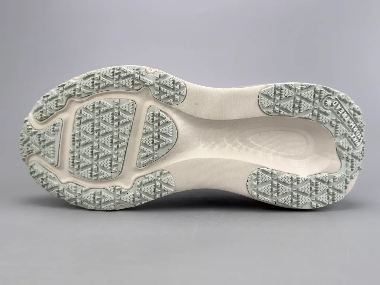 Nike Gray White Mesh Upper GORE-TEX Waterproofing Running Shoes 6