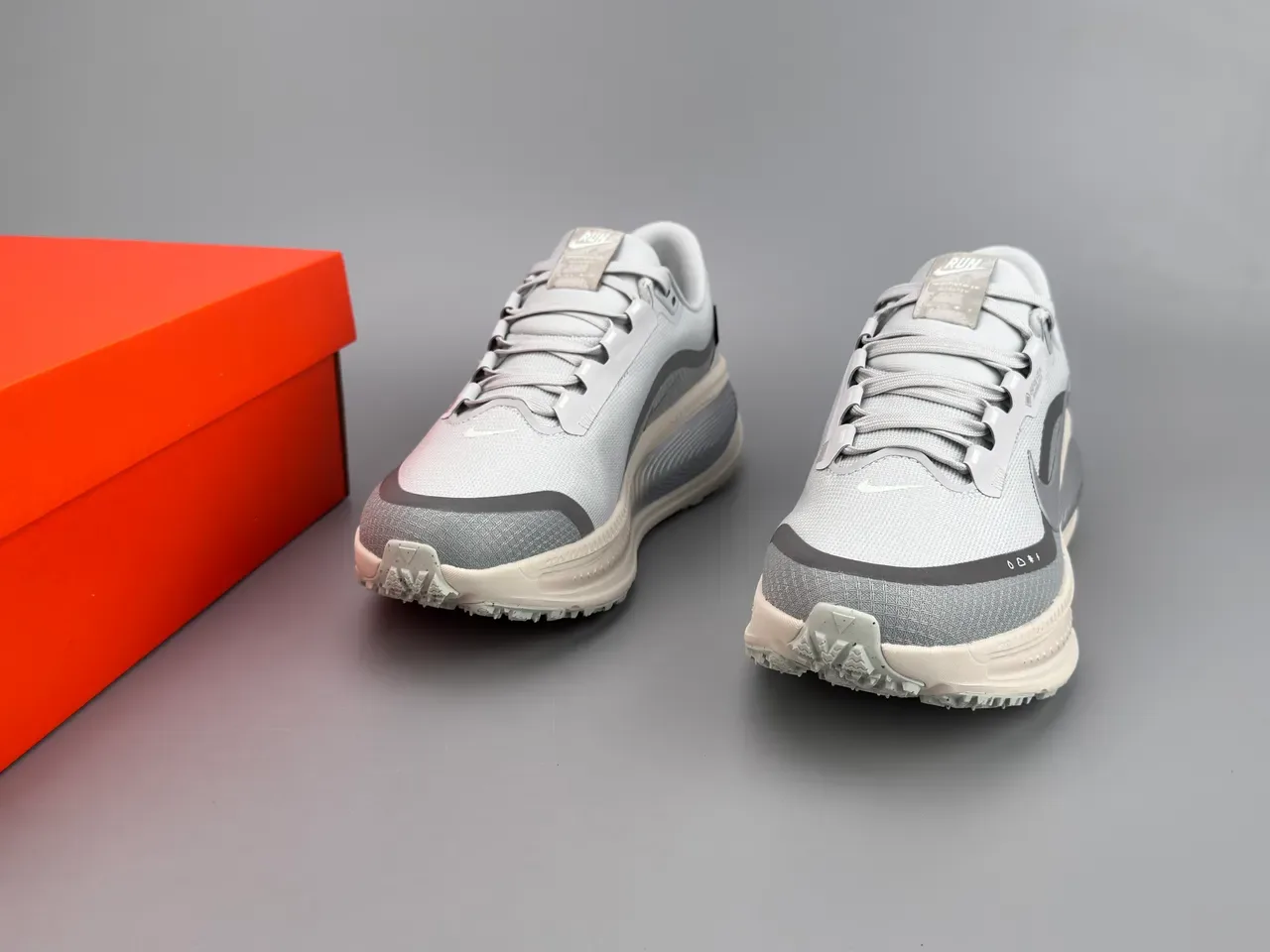 Nike Gray White Mesh Upper GORE-TEX Waterproofing Running Shoes 7